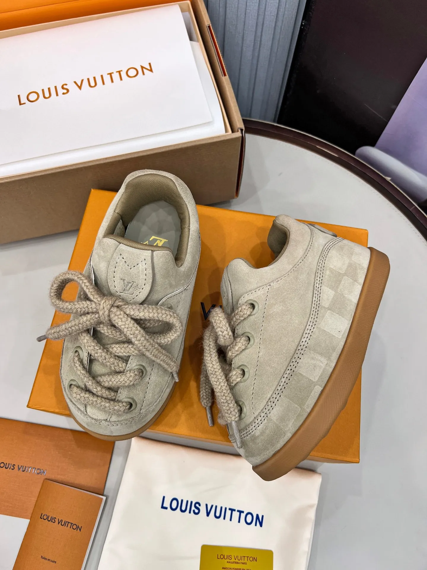 P660. Couple style 🔥 New model on the shelves 🔥 Louis Vuitton 25ss, LV co-branded nigo YETI Jigglypuff is ugly and cute, many Internet celebrities have put it on the show, a classic and versatile item. Fabric: imported cow suede. Lining: High-grade elastic mesh, original molded outsole. Size: women's clothing, 35-41 (customized for women's 41), men's clothing 39-46 (customized for 45-46)